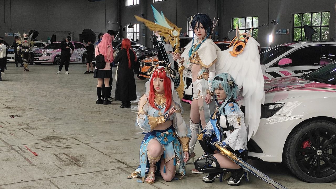 Genshin Impact cosplayers posing together at the 6th Moe Dimension event in Hangzhou
